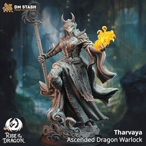 Puede incluir: Una figura miniatura pintada en gris de un brujo dragón con un bastón y un orbe de fuego. La figura está de pie sobre una base con un diseño de onda. El texto "Tharvaya Ascended Dragon Warlock" está impreso debajo de la figura.