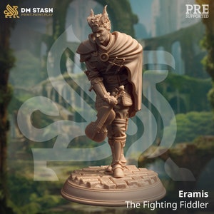 Könnte beinhalten: Beigefarbene Figur von Eramis, The Fighting Fiddler, mit einer Geige. Die Figur trägt einen Umhang, eine Rüstung und Stiefel und steht auf einem Kopfsteinpflaster-Sockel. Das Bild enthält den Text "DM STASH PRINT.PAINT.PLAY" und "PRE SUPPORTED".