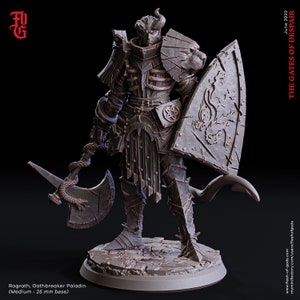 Peut inclure: Figurine détaillée de Ragrath, Paladin Briseur de Serment, en armure bronze foncé, tenant une hache et un bouclier. Le bouclier présente des motifs complexes. Base de 25 mm. Texte "THE GATES OF DESPAIR" et date "Juin 2023" visibles.