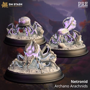 Könnte beinhalten: Drei 3D-gedruckte Miniaturmodelle eines Netronid Archano Arachnid, einer Science-Fiction-Kreatur mit einem Spinnenkörper und leuchtend violetten Details. Die Modelle sind in hellgrau gedruckt und auf runden Sockeln platziert.
