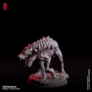 Może przedstawiać: Szara, szczegółowa figurka Piekielnego Psa, z ostrymi zębami i groźną postawą. Rzeźba ma teksturowaną powierzchnię i jest osadzona na podstawie 25 mm. Widoczny jest tekst "Hell Hound 01".