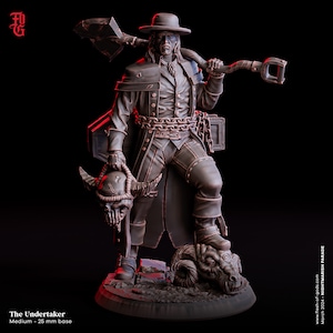 Puede incluir: Una figura en miniatura detallada de una figura similar a la Muerte, que lleva un abrigo negro, un sombrero y sostiene una pala y una calavera. La figura está de pie sobre una base con una calavera y una cabeza de carnero.