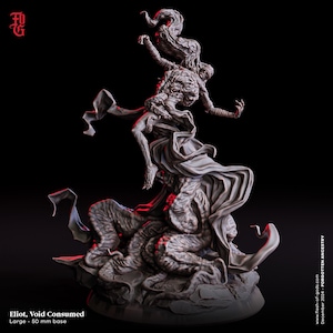 Könnte beinhalten: Eine graue Harzminiatur mit dem Titel Eliot, Void Consumed, die eine Figur zeigt, die aus einer Masse von Tentakeln auf einer 50 mm Basis hervorgeht. Die Figur hat fließende Stoffe und dynamische Formen. Text: FOG-Logo und Eliot, Void Consumed.