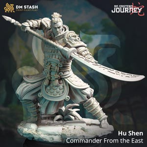 Könnte beinhalten: Eine detaillierte Miniaturfigur eines Kriegers in weißer und grauer Rüstung, der einen Speer und ein Schwert hält. Die Figur steht auf einem felsigen Sockel. Der Text "Hu Shen Commander From the East" ist unter der Figur gedruckt.