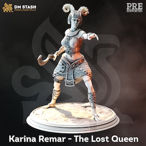 Może przedstawiać: Biała miniatura postaci kobiecej z rogami barana, odlana w technologii 3D, ubrana w zbroję i spódnicę. W lewej ręce trzyma zakrzywioną broń i stoi w dynamicznej pozie. Miniatura stoi na okrągłej podstawie. Pod nią widnieje napis "Karina Remar - The Lost Queen".