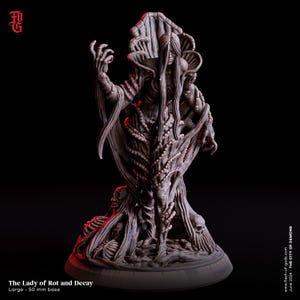 Può includere: Statuetta dettagliata in resina grigia di "The Lady of Rot and Decay" con base da 50 mm. La figura raffigura una figura umanoide scheletrica con lunghi capelli, drappeggiata in abiti laceri e circondata da elementi in decomposizione. Sfondo nero.