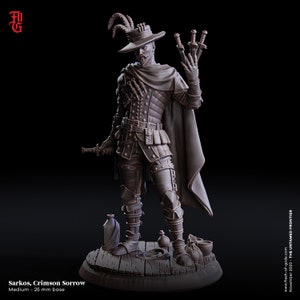 Op de afbeelding: Een gedetailleerd miniatuurfiguur van een personage genaamd Sarkos, Crimson Sorrow. Het figuur draagt ​​een hoed met veren, een lange jas en leren harnas. Hij houdt meerdere dolken in zijn rechterhand en een enkele dolk in zijn linkerhand. Het figuur staat op een houten voetstuk met een fles, een zak en een touw.