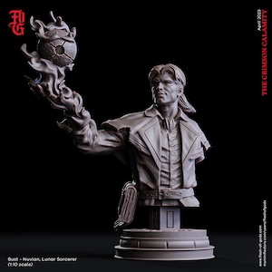 Puede incluir: Una escultura de busto pintada en gris de un hombre con el pelo largo, que lleva una chaqueta y sostiene un orbe en llamas en su mano derecha. El busto está sobre una base cuadrada con una base redonda debajo. El texto "THE CRIMSON CALAMITY" está en el lado derecho de la imagen. El texto "Abril 2023" está por encima del texto "THE CRIMSON CALAMITY".