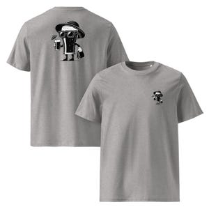 Puede incluir: Dos camisetas grises jaspeadas. Una camiseta tiene un gran gr&aacute;fico de dibujos animados en blanco y negro de un vaso de cerveza con gafas de sol y un sombrero, sosteniendo una bebida y una bolsa. La otra camiseta tiene una versi&oacute;n m&aacute;s peque&ntilde;a del gr&aacute;fico.