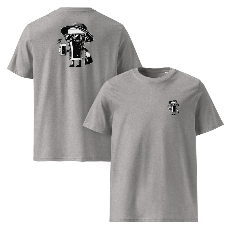 Puede incluir: Dos camisetas grises jaspeadas. Una camiseta tiene un gran gr&aacute;fico de dibujos animados en blanco y negro de un vaso de cerveza con gafas de sol y un sombrero, sosteniendo una bebida y una bolsa. La otra camiseta tiene una versi&oacute;n m&aacute;s peque&ntilde;a del gr&aacute;fico.