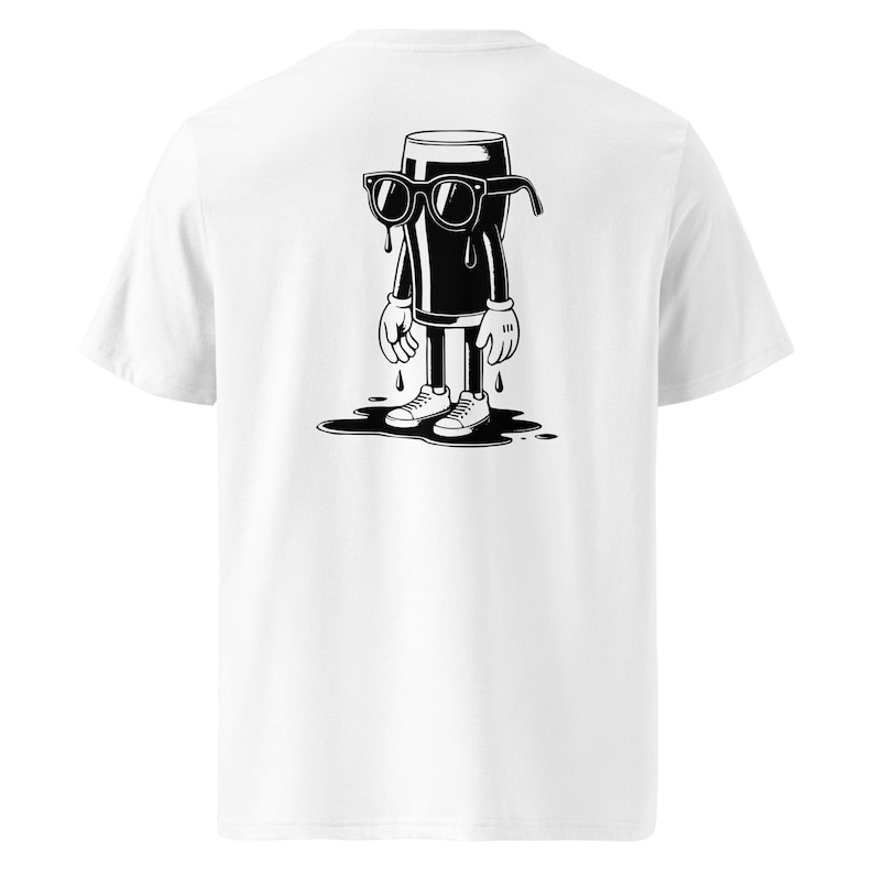 K&ouml;nnte beinhalten: Wei&szlig;es T-Shirt mit einer Cartoon-Illustration eines Stout-Glas-Charakters mit Sonnenbrille, Handschuhen und Turnschuhen. Das Schwarz-Wei&szlig;-Design beinhaltet eine Fl&uuml;ssigkeitspf&uuml;tze an den F&uuml;&szlig;en der Figur.