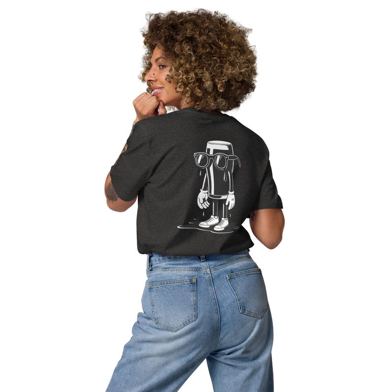 K&ouml;nnte beinhalten: Dunkelgraues T-Shirt mit einem wei&szlig;en Cartoon-Bierglas-Charakter mit Sonnenbrille, Handschuhen und Turnschuhen. Die Grafik ist auf der R&uuml;ckseite aufgedruckt. Das T-Shirt wird mit einer blauen Jeans getragen.