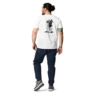 K&ouml;nnte beinhalten: Wei&szlig;es T-Shirt mit einem schwarz-wei&szlig;en Cartoon-Motiv auf dem R&uuml;cken. Die Grafik zeigt eine Bierglas-Figur mit Sonnenbrille und Schuhen. Die Person tr&auml;gt eine dunkelblaue Jeans.