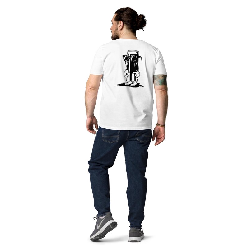 K&ouml;nnte beinhalten: Wei&szlig;es T-Shirt mit einem schwarz-wei&szlig;en Cartoon-Motiv auf dem R&uuml;cken. Die Grafik zeigt eine Bierglas-Figur mit Sonnenbrille und Schuhen. Die Person tr&auml;gt eine dunkelblaue Jeans.