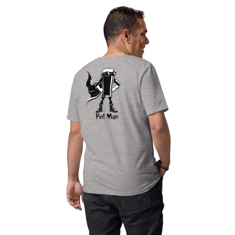 Puede incluir: Camiseta gris claro con un gr&aacute;fico en blanco y negro de una pinta de cerveza como superh&eacute;roe, con capa y botas. El texto "Pint Man" est&aacute; debajo del gr&aacute;fico.