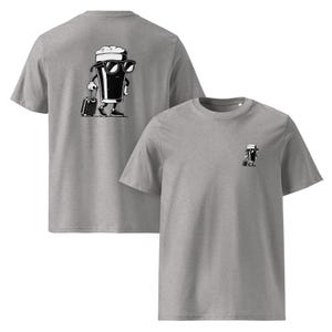 Puede incluir: Dos camisetas grises jaspeadas. La camiseta delantera tiene un peque&ntilde;o gr&aacute;fico en blanco y negro de una jarra de cerveza con gafas de sol y una maleta. La camiseta trasera tiene una versi&oacute;n m&aacute;s grande del mismo gr&aacute;fico.