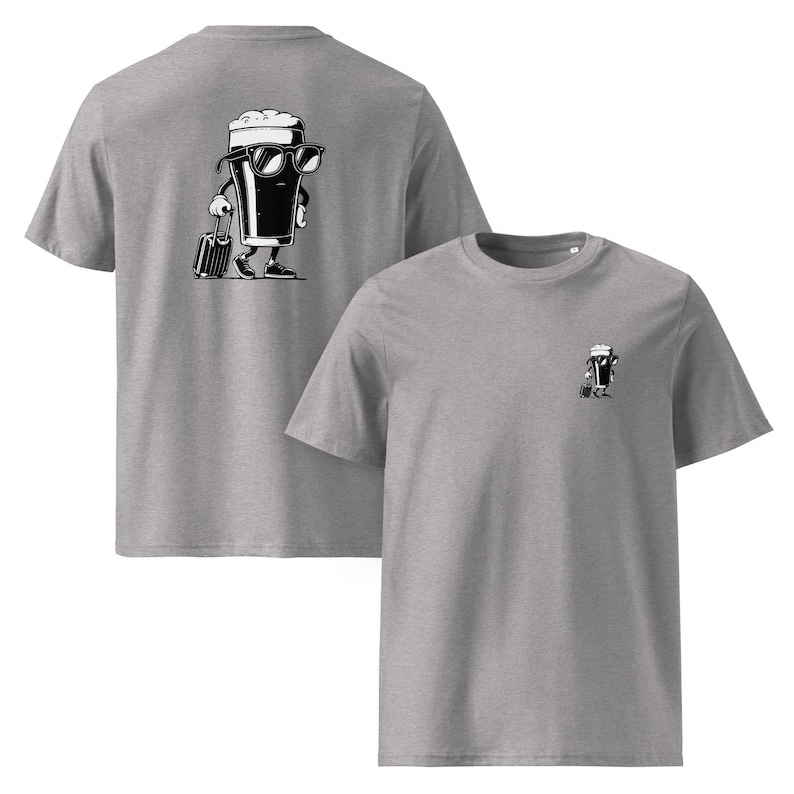 Puede incluir: Dos camisetas grises jaspeadas. La camiseta delantera tiene un peque&ntilde;o gr&aacute;fico en blanco y negro de una jarra de cerveza con gafas de sol y una maleta. La camiseta trasera tiene una versi&oacute;n m&aacute;s grande del mismo gr&aacute;fico.