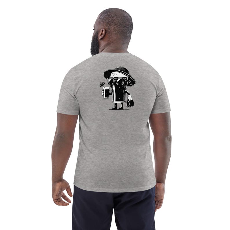 Puede incluir: Camiseta gris con una ilustraci&oacute;n de dibujos animados en blanco y negro de un vaso de cerveza con gafas de sol y un sombrero, sosteniendo una bebida con una sombrilla de c&oacute;ctel. El vaso de cerveza tambi&eacute;n lleva un bolso.