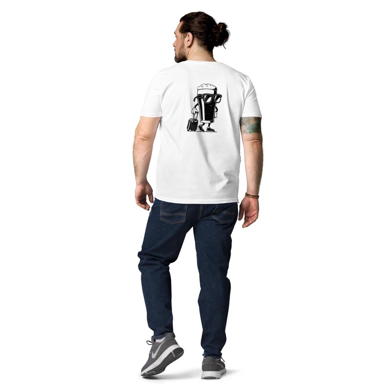 Puede incluir: Camiseta blanca con un dibujo animado en blanco y negro de una jarra de cerveza con gafas de sol y una maleta. La persona lleva vaqueros azules y zapatillas grises.