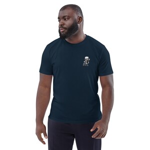 Puede incluir: Camiseta azul marino con un peque&ntilde;o gr&aacute;fico en blanco y negro de un vaso de cerveza y una botella. La camiseta est&aacute; hecha de un material suave y tiene un dise&ntilde;o cl&aacute;sico de cuello redondo. El modelo lleva la camiseta.