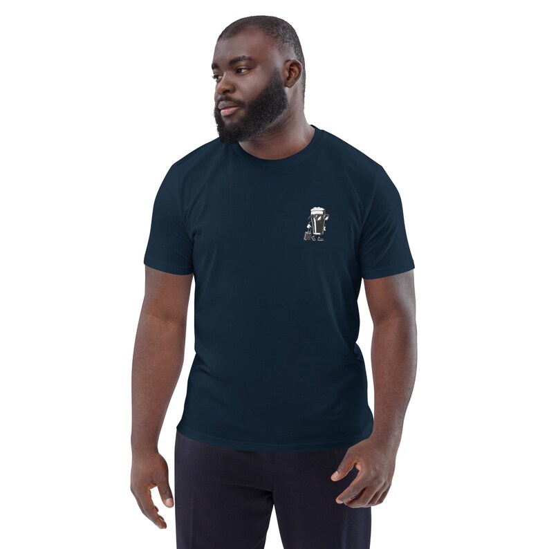 Puede incluir: Camiseta azul marino con un peque&ntilde;o gr&aacute;fico en blanco y negro de un vaso de cerveza y una botella. La camiseta est&aacute; hecha de un material suave y tiene un dise&ntilde;o cl&aacute;sico de cuello redondo. El modelo lleva la camiseta.