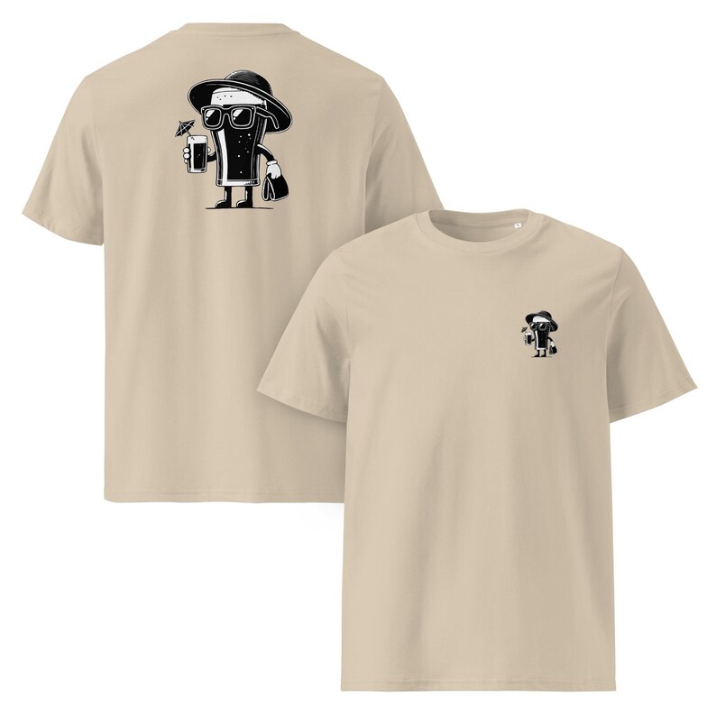 Puede incluir: Dos camisetas beige. Una muestra un dibujo animado en blanco y negro de una bebida con gafas de sol y sombrero, sosteniendo un c&oacute;ctel. La otra camiseta tiene el mismo gr&aacute;fico, pero m&aacute;s peque&ntilde;o, en el pecho.