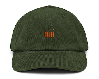 Gorra de pana bordada Shrinking Oui: un sombrero llamativo y vibrante de inspiración francesa