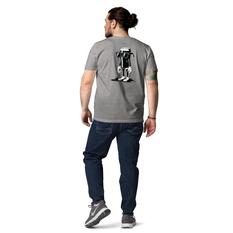 K&ouml;nnte beinhalten: Ein graues T-Shirt mit einer Cartoon-Figur eines Bierglases mit Sonnenbrille. Die Grafik ist in Schwarz und Wei&szlig; gehalten. Die Person tr&auml;gt eine blaue Jeans und graue Turnschuhe.
