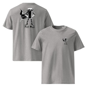 Puede incluir: Dos camisetas grises. Una muestra una ilustraci&oacute;n en blanco y negro de una pinta de cerveza como superh&eacute;roe con el texto "Pint Man". La otra camiseta tiene la misma ilustraci&oacute;n en la parte delantera.
