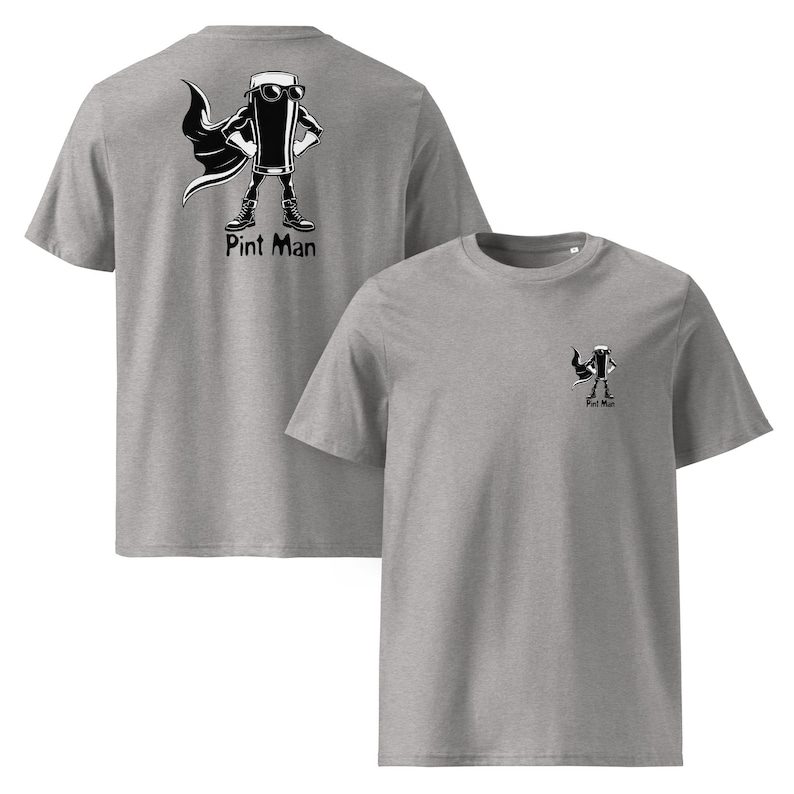 Puede incluir: Dos camisetas grises. Una muestra una ilustraci&oacute;n en blanco y negro de una pinta de cerveza como superh&eacute;roe con el texto "Pint Man". La otra camiseta tiene la misma ilustraci&oacute;n en la parte delantera.