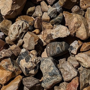 Boîte de pierres (5 livres et plus) de Black Hills et près de Badlands, SD. Lot mixte de quartz, d'agates, de jaspe, de calcédoine et plus encore !