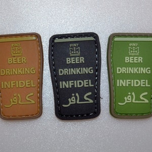 Könnte beinhalten: Drei rechteckige Aufnäher in Braun-, Schwarz- und Grüntönen, jeweils in Form eines Bierglases. Die Aufnäher tragen die Worte "BEER DRINKING INFIDEL" und arabische Schriftzeichen sowie die Aufschrift "PINT". Die Aufnäher sind am Rand genäht.
