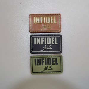 Peut inclure: Trois écussons rectangulaires avec le mot "INFIDEL" et une écriture arabe. Le patch supérieur est marron, le milieu est noir et le bas est vert olive. Chaque écusson a une bordure texturée.