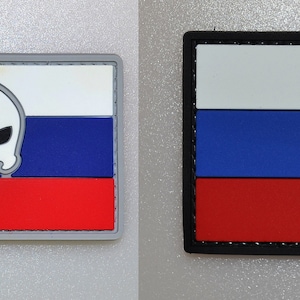 Puede incluir: Dos parches rectangulares con la bandera rusa. Un parche tiene un diseño de calavera sobre la bandera tricolor blanca, azul y roja. El otro parche muestra el diseño tricolor blanco, azul y rojo.