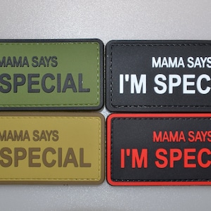 Könnte beinhalten: Vier rechteckige Aufnäher mit dem Text "MAMA SAYS I'M SPECIAL". Die Aufnäher sind in Olivgrün, Beige, Schwarz mit weißem Text und Schwarz mit rotem Text gehalten. Die Aufnäher haben einen schwarzen Rand.