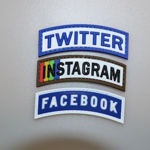 Pode incluir: Três patches curvos com logotipos de mídia social. O patch superior diz "TWITTER" em letras brancas sobre um fundo azul. O patch do meio diz "INSTAGRAM" com um logotipo colorido. O patch inferior diz "FACEBOOK" em branco sobre azul.