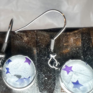 Oh My Stars! Örhängen Glas cabochon collage Återvunnet Lila Vit Blå boho