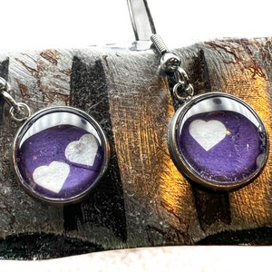 Vad ditt hjärta önskar örhängen Glas cabochon collage Återvunna lila vita hjärtan BOHO
