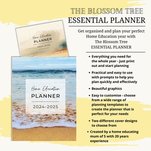 K&ouml;nnte beinhalten: Ein druckbarer Planer f&uuml;r die h&auml;usliche Bildung, mit einer Strandszene mit blauem Himmel und wei&szlig;en Wellen. Der Planer tr&auml;gt den Titel "Home Education Planner 2024-2025". Der Text "The Blossom Tree Essential Planner" ist ebenfalls enthalten.