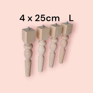 Puede incluir: Cuatro patas de mesa de madera sin terminar con un diseño torneado. Cada pata mide 25 cm de largo y tiene una parte superior cuadrada con un agujero para tornillo. El texto "4 x 25cm L" es visible en la imagen.