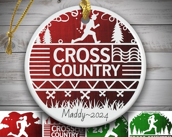 Puede incluir: Adorno redondo de cerámica blanca con un diseño rojo y blanco. El adorno presenta las palabras "Cross Country" y una silueta de corredor. El nombre "Maddy~2024" está escrito en cursiva. Se adjunta una cuerda dorada para colgar.