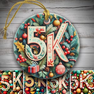 Puede incluir: Adorno navideño redondo con el texto "5K" en un diseño festivo. El adorno presenta un fondo turquesa con decoraciones navideñas, que incluyen bayas, adornos y vegetación. Se adjunta un cordón dorado para colgar.