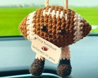 Regalo personalizzato a tema calcio, ciondolo per auto a forma di pallone da calcio all'uncinetto, simpatico amigurumi da appendere, regalo per fidanzato, regalo per amante dello sport, decorazione per specchietto retrovisore