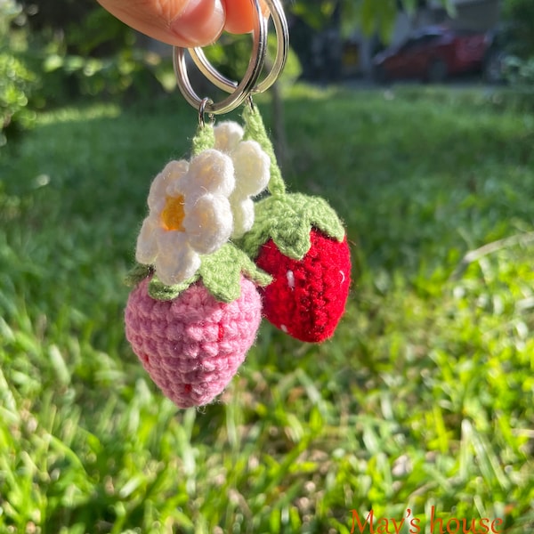 Crochet Strawberry Keychain: Handmade Cotton Bag Charm with Daisy