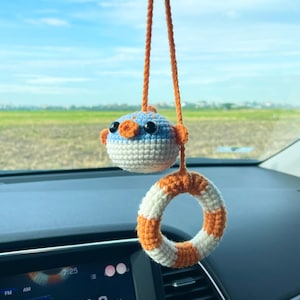 かぎ針編みのフグの車用吊り下げ飾り、救命浮き輪付きの手作り魚、かわいいバックミラーチャーム、海の車用アクセサリー、ビーチ好きへのギフト