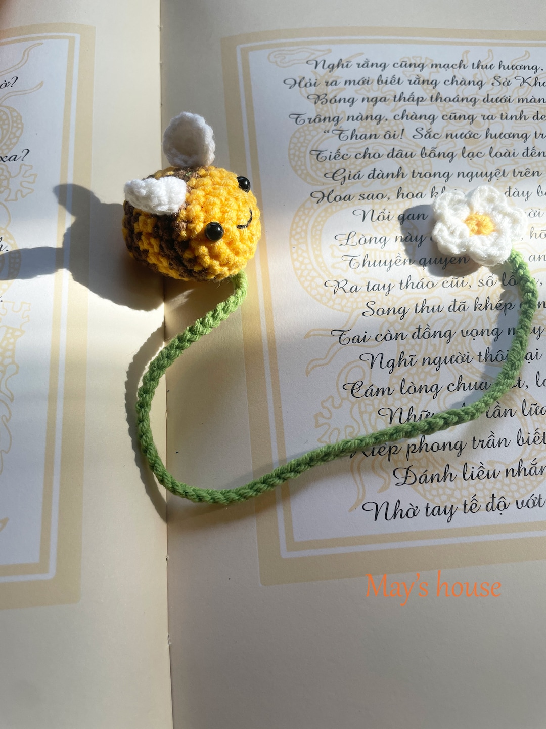Cute Crochet Bee Bookmark, Tiny Crochet Bee, Gift for Teacher, Gift for ...