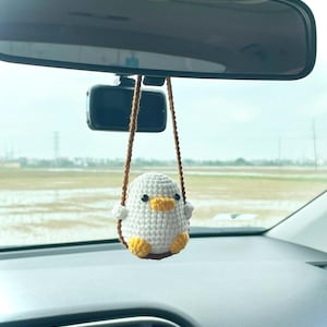 Gehäkelte Ente Auto hängend, Ente Schlüsselbund, niedlicher Rückspiegel Charme, lustiges Auto Zubehör, Geschenk für sie, Geschenk für Freunde und Verwandte