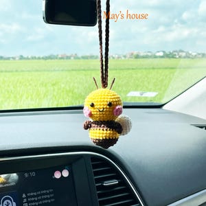 Crochet bee car hanging, cute crochet bee, amigurumi bee, car mirror charm, car decoration, new car gift, new driver gift