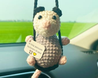 Colgante de zarigüeya de ganchillo para coche, dije de zarigüeya para espejo retrovisor con mini tarjeta, regalo de zarigüeya, regalo artesanal considerado, linda decoración para espejo de coche