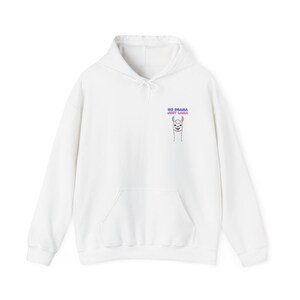 Könnte beinhalten: Weißer Kapuzenpullover mit Kängurutasche und Kordelzugkapuze. Auf der oberen linken Brust befindet sich der Text "NO DRAMA JUST Llama" über einer kleinen Illustration eines Lamas. Der Hoodie ist ein lässiges Kleidungsstück.